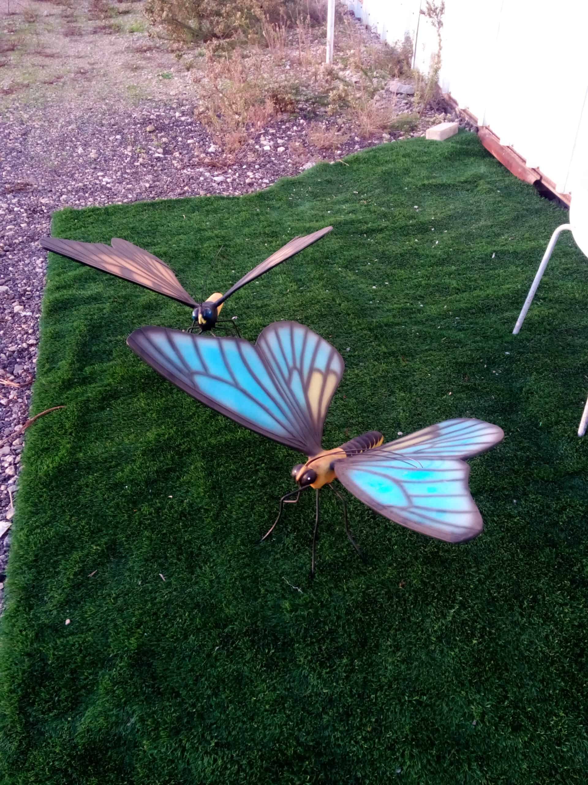 פסל של פרפר כחול